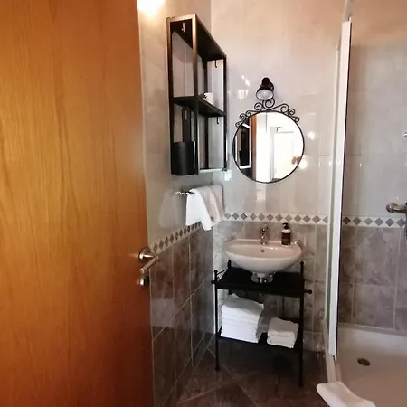 Mares - 20 M From The 布雷拉